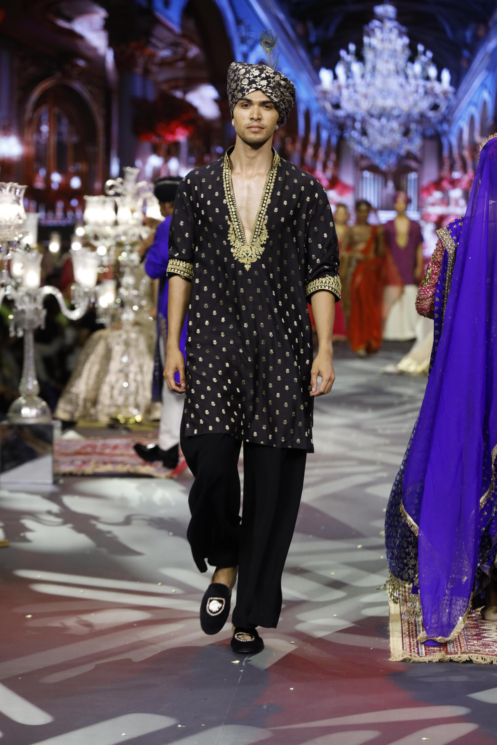 Zarvansh Noir Kurta Set